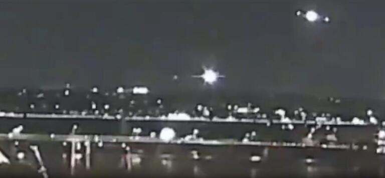 Avião com 64 pessoas colide com helicóptero perto de Washington