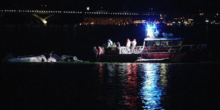 O que se sabe sobre a colisão entre avião e helicóptero militar nos EUA