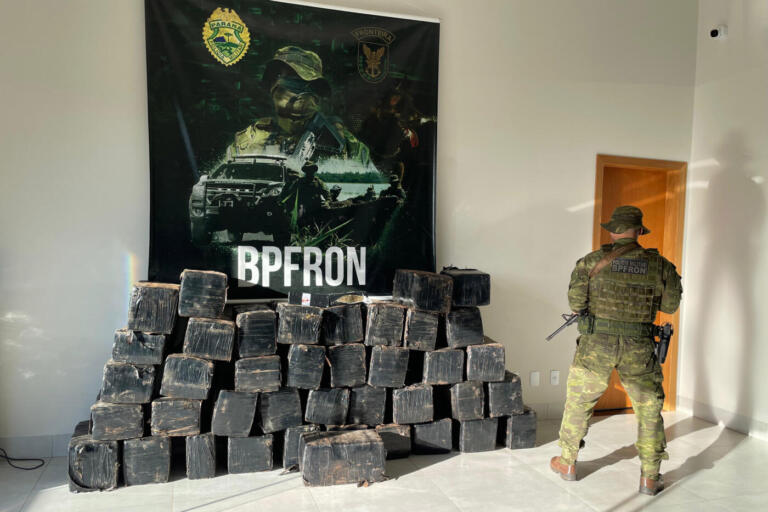 PM apreende quase uma tonelada de maconha após perseguição à caminhonete