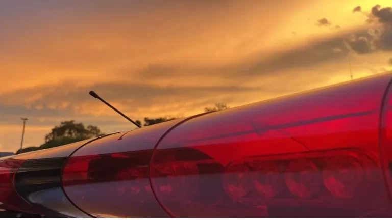 Polícia procura homem que matou esposa na frente de criança de cinco anos; vizinhos tentaram impedir fuga