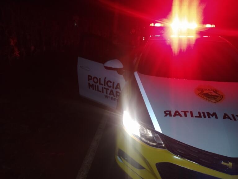 Acidente entre scooter e carro termina em fuga do condutor em Pato Bragado