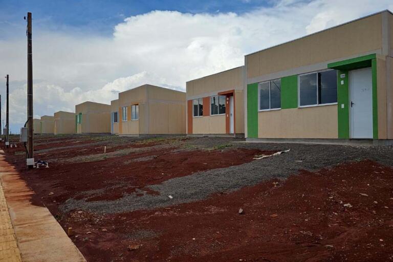 Com apoio do Estado, 84 casas são entregues a moradores de Toledo