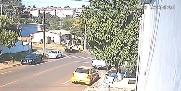 Policial fica ferido após viatura da PM se envolver em acidente e capotar no Paraná