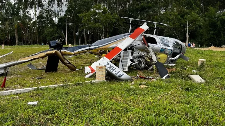 Helicóptero cai com cinco pessoas na cidade de Penha/SC