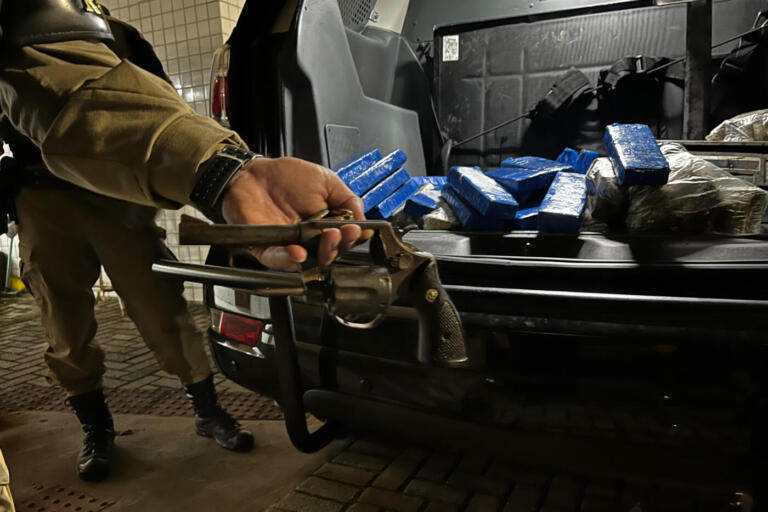 PMPR encontra imóvel do tráfico, prende três pessoas e apreende drogas no Litoral