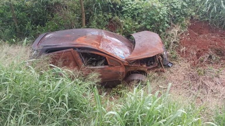 Veículo abandonado está há três dias em valeta na rodovia entre Toledo e Bragantina