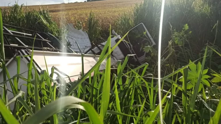 Motorista fica ferido após perder controle da direção e sair da pista na BR-163