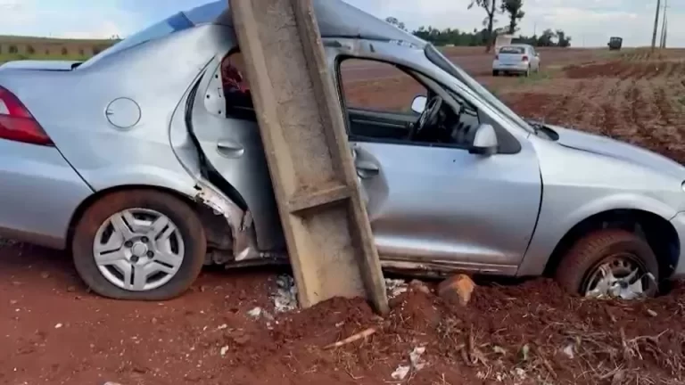 Carro fica destruído após atingir poste no interior de Toledo