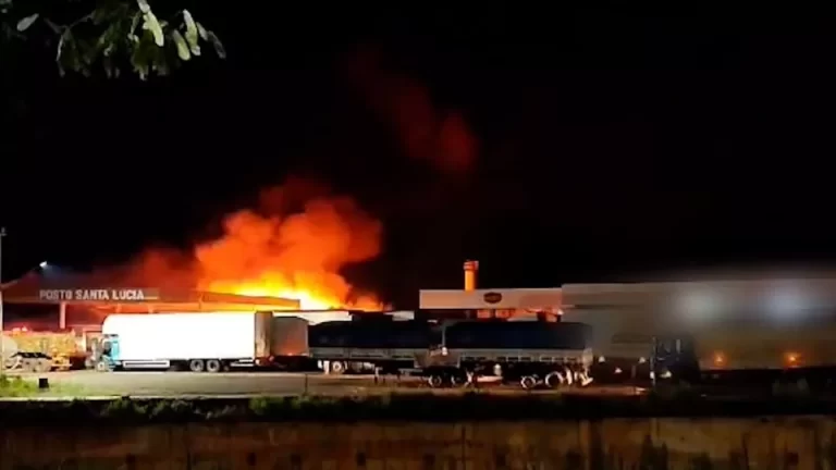 Restaurante e posto de combustíveis pegam fogo na BR-163
