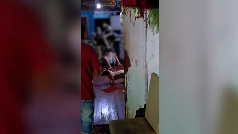 Mulheres são agredidas com rasteiras e chutes por PM no Paraná; vídeo