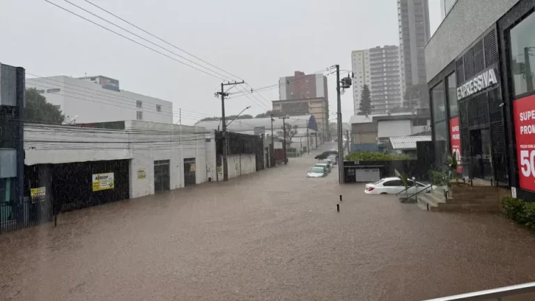 Temporal alaga ruas e invade casas e empresas em Guarapuava; vídeo