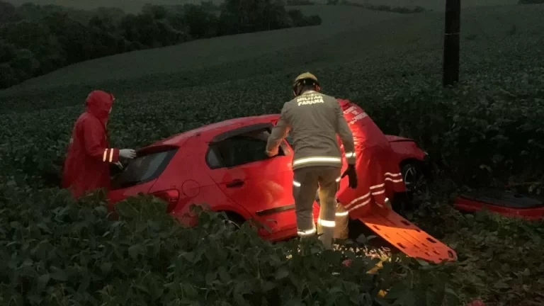 Casal fica encarcerado após carro capotar na BR-163