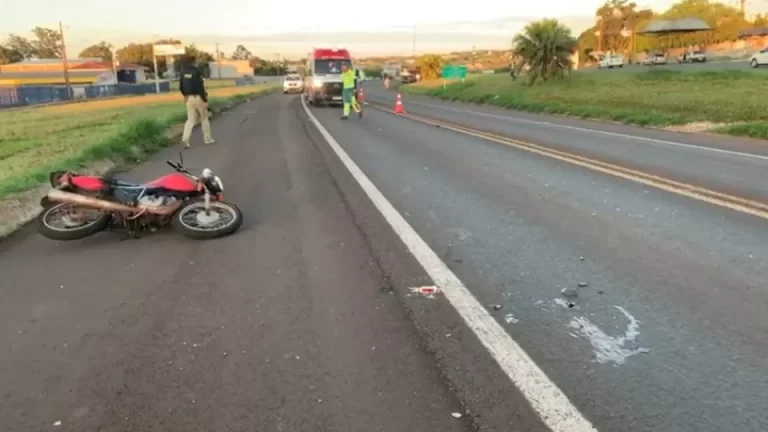 Motociclista fica gravemente ferido em acidente com caminhão na BR-277