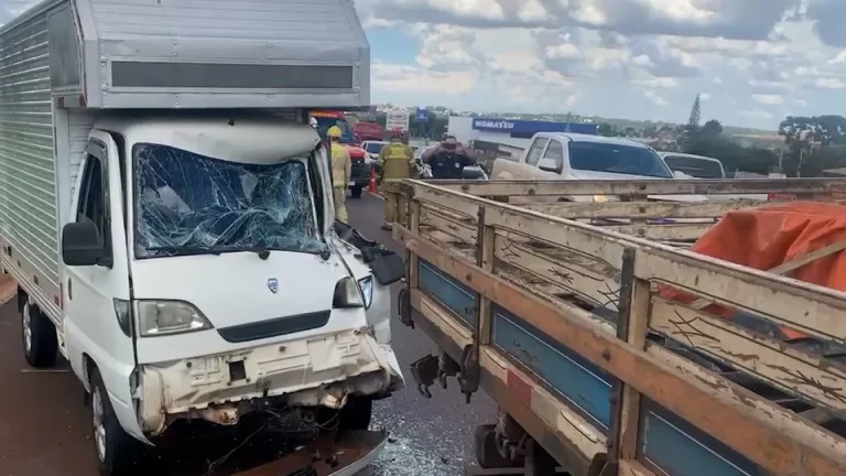 Batida entre caminhões deixa motorista ferido na BR-277