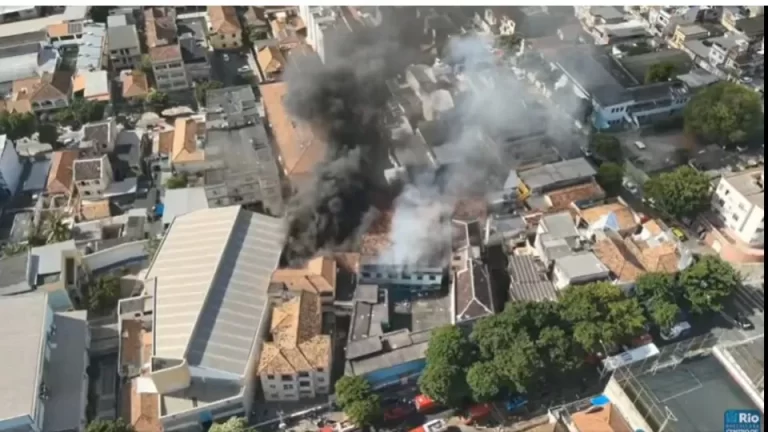 Fogo em fábrica de fantasias de carnaval no Rio de Janeiro tem resgate dramático
