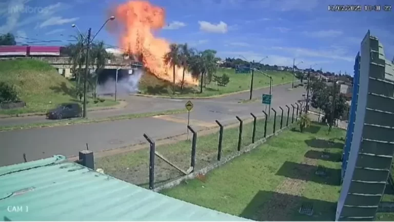 VÍDEO: Caminhão-tanque explode e motorista salta de cabine em chamas