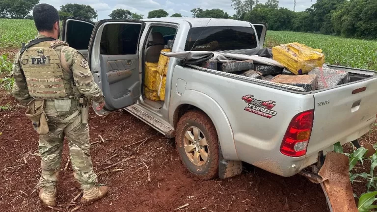 Perseguição da PRF termina em apreensão de caminhonete carregada com maconha; veja vídeo