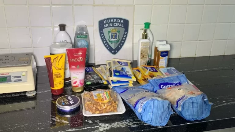 Dupla furta pacote com castanhas, chocolates e camarão de supermercado