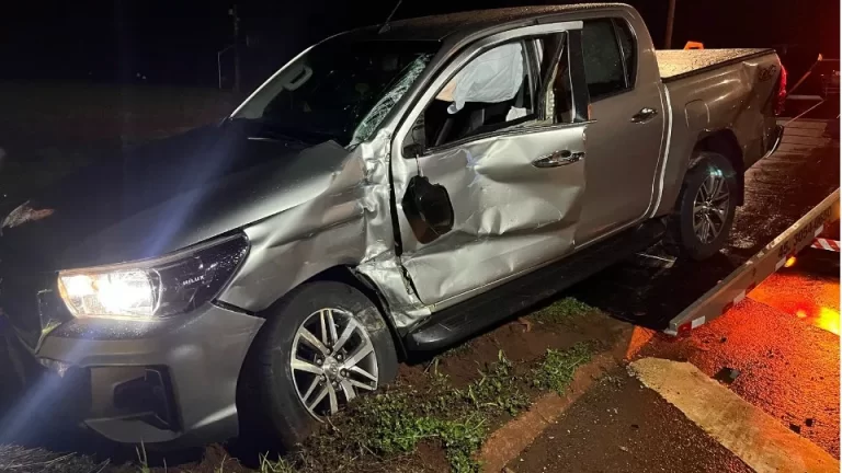 Hilux é arrastada para canteiro em acidente no trevo de Maripá