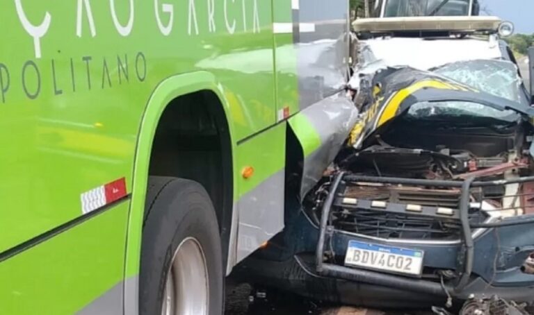 Agente da PRF é socorrido de helicóptero após grave acidente com viatura no Paraná