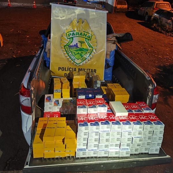 Dupla é presa com carro roubado, carga de celulares e arma em Guaíra