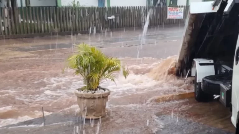 Enxurrada toma conta das ruas de Cascavel; moradores tiram água de residências com baldes
