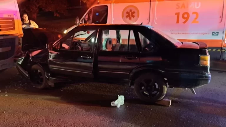 Batida frontal contra caminhão deixa um morto e um ferido em estado grave