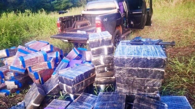 Polícia paraguaia apreende nove veículos e 14 toneladas de drogas em Salto del Guairá