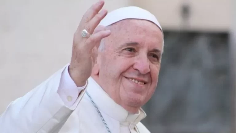 Papa Francisco segue em estado crítico, mas não teve mais crise respiratória, diz novo boletim