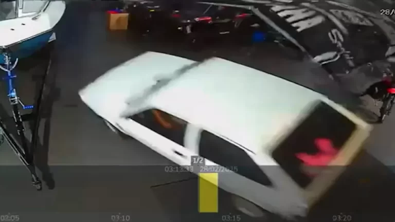 Bandidos invadem concessionária com carro em Toledo