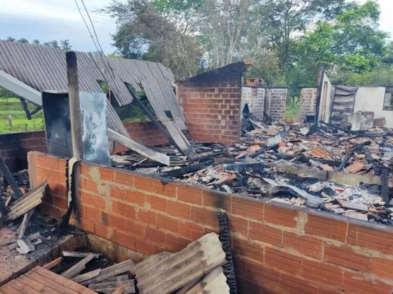 Residência é destruída pelo fogo no interior de Marechal Rondon