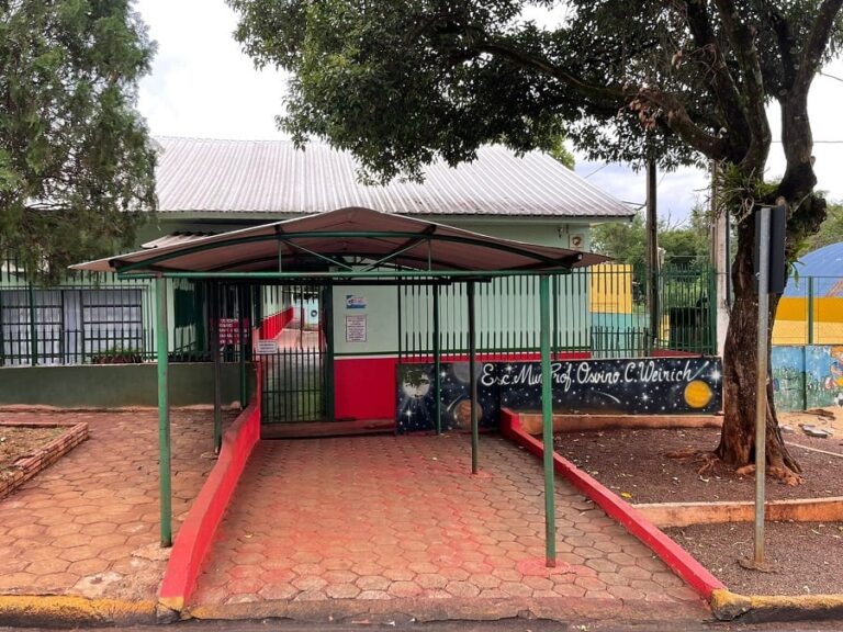 Rotary Club Beira Lago doa materiais educacionais à Escola Osvino Weirich