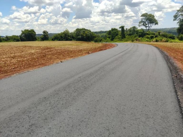 Iniciada a pavimentação asfáltica sobre pedras irregulares na Linha Arara