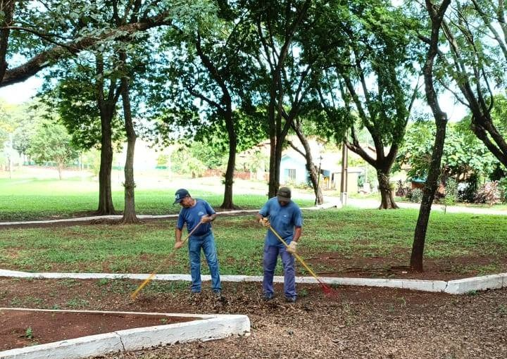 Prefeitura rondonense intensifica serviços de limpeza nas praças dos distritos