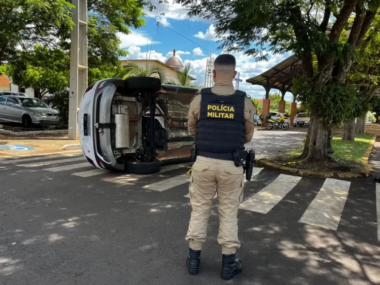 Carro tomba após colisão com ônibus escolar em Quatro Pontes