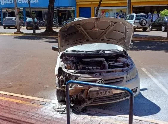 Bombeiros atendem princípio de incêndio em veículo no centro de Marechal Rondon