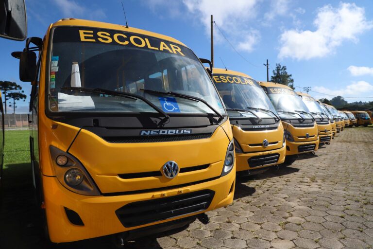 Mercedes recebe novo ônibus escolar para melhorar o transporte de alunos