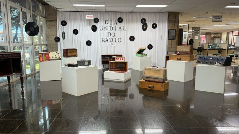 Exposição de rádios antigos no saguão da prefeitura rondonense celebra o Dia Mundial do Rádio