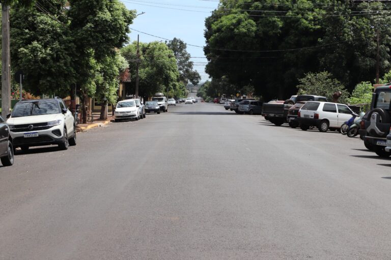 Sinalização horizontal e vertical no trecho recapeado da Rua Dom João VI começa a ser implantada nesta terça-feira