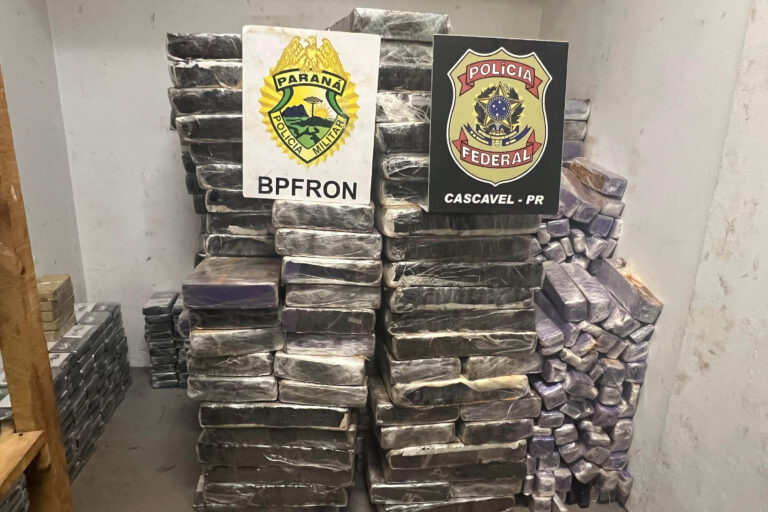 BPFron e PF apreendem carreta com 2,5 toneladas de maconha em Toledo