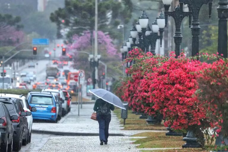 Inmet emite alertas de chuvas intensas para todo o Paraná, com mais intensidade no litoral e Grande Curitiba; veja previsão