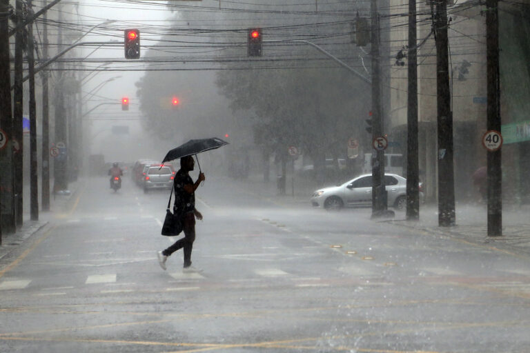 Pancadas de chuva com raios se espalham hoje por todo o país