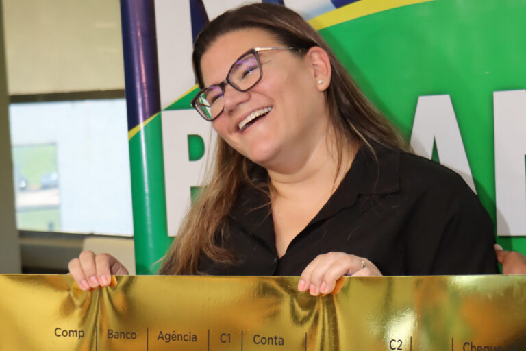 Moradora de Londrina recebe prêmio de R$ 1 milhão no Nota Paraná