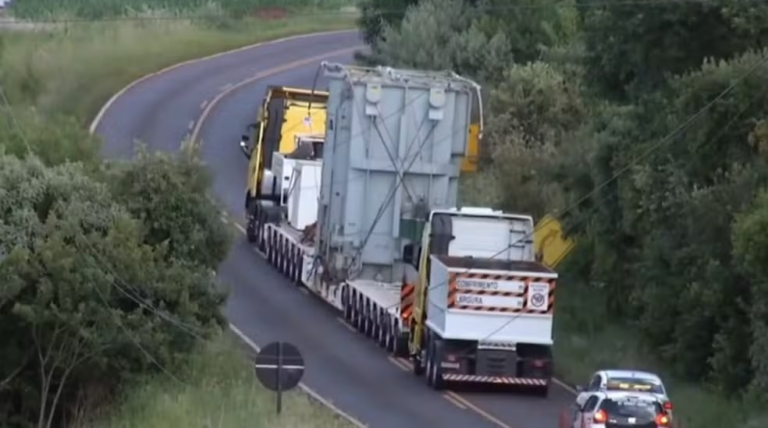 Carreta retoma viagem após 18 dias parada por falta de autorização especial, mas viagem é interrompida novamente