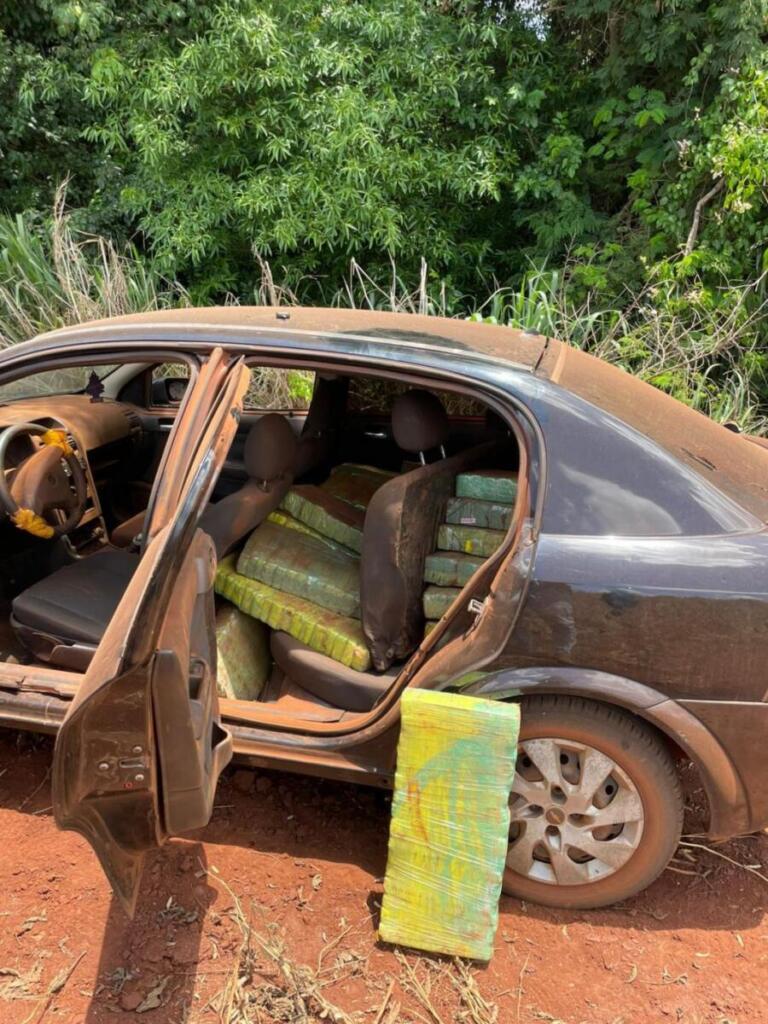 Traficante salta de carro e abandona 376 quilos de maconha na divisa de Guaíra e Terra Roxa
