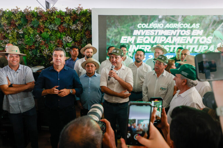 Governo entrega R$ 2,7 milhões em equipamentos para colégios agrícolas durante o Show Rural