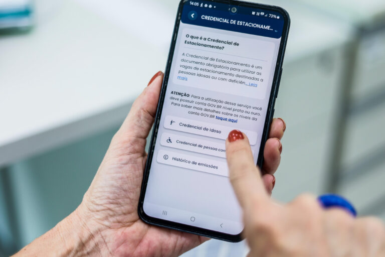 Credenciais de estacionamento para idosos e PCDs podem ser feitas de maneira digital