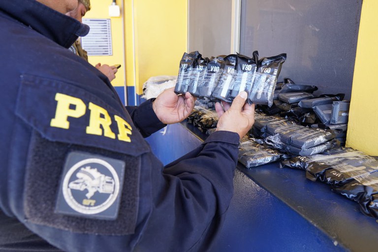 PRF apreende carga de cigarros eletrônicos na BR-277, em Santa Terezinha de Itaipu