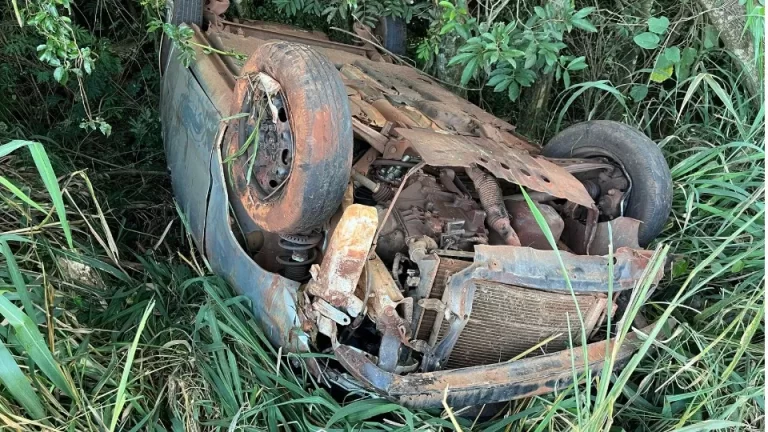 Motorista pede ajuda após carro capotar na PR-491 em Nova Santa Rosa