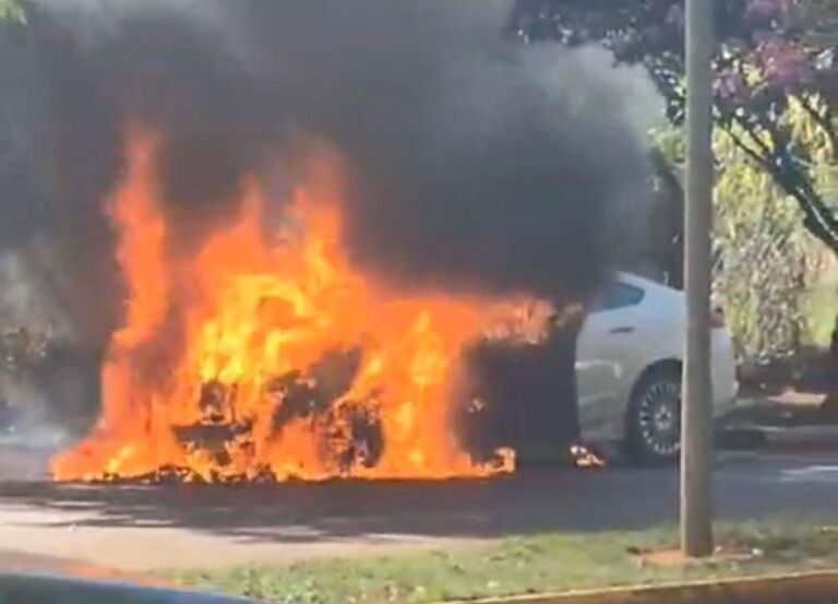 Em poucas horas, dois carros são destruídos por incêndio em Toledo